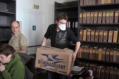 Avant le numérique, le papier et sa compagne la poussière